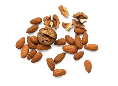 Kıyılmış ceviz ve beyaz arka plan üzerinde izole tüm badem. Fındık birkaç tür