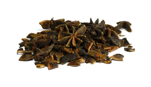 Bütün ve kırık beyaz arka plan üzerinde izole anasonu meyvesi. Çay ve mulled şarap için baharat