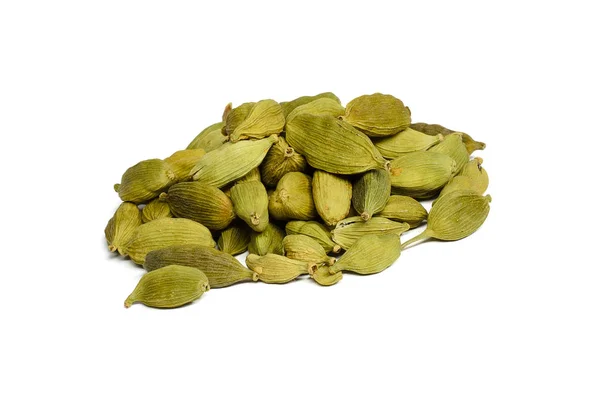 Bütün kakule izole. Asya baharat