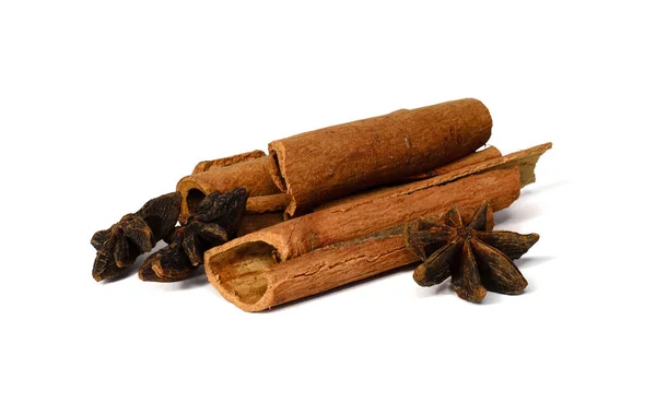 Beyaz arka plan üzerinde izole bütün tarçın ve Mısır yılan. Çay ve mulled şarap için baharat