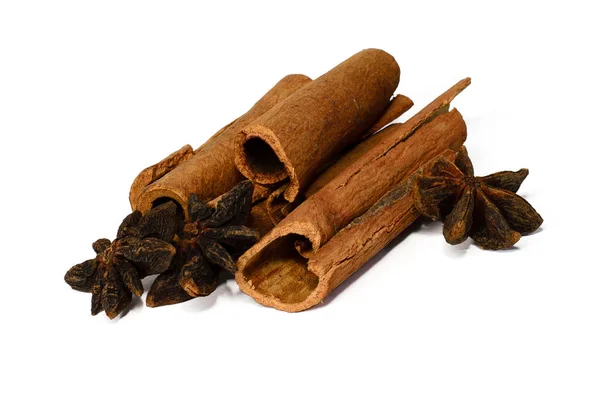 Beyaz arka plan üzerinde izole bütün tarçın ve Mısır yılan. Çay ve mulled şarap için baharat