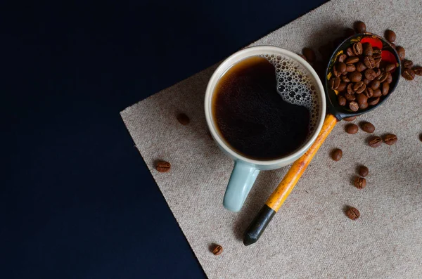 Café Natural Uma Xícara Grãos Café Uma Colher Madeira Fundo — Fotografia de Stock