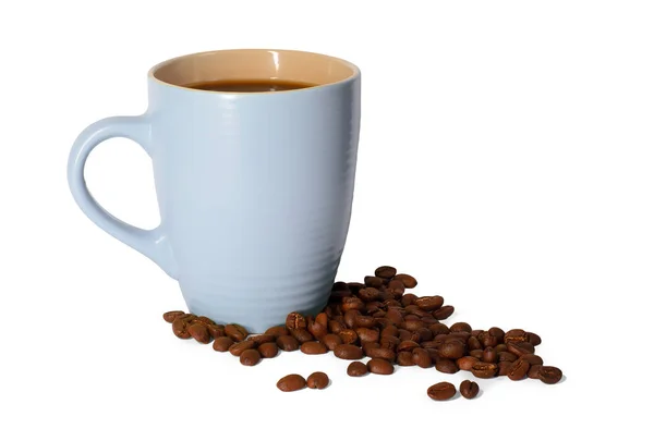 コーヒーと全体のコーヒー豆が白い背景で隔離の青いカップ — ストック写真