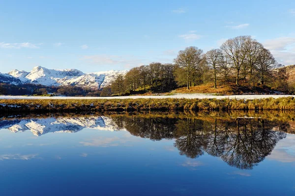 Reflexões calmas sobre o rio Brathay, Elterwater, Cúmbria — Fotografia de Stock