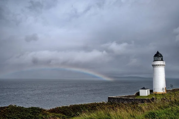 Fırtına bulutları ve rainbow ile Davaar deniz feneri
