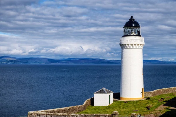 Bulutlu gökyüzü karşı Davaar deniz feneri