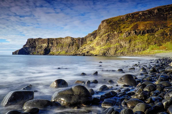 Talisker Bay, Isle of Skye kayalıklarla Altın ışık 