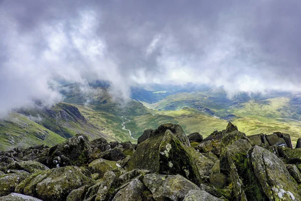 Bowfell cumbre bajo nubes oscuras —  Fotos de Stock