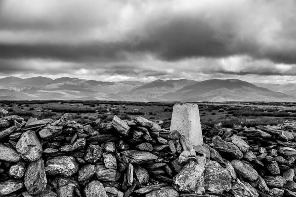 Siyah beyaz manzara siyah Combe Zirvesi, Cumbria