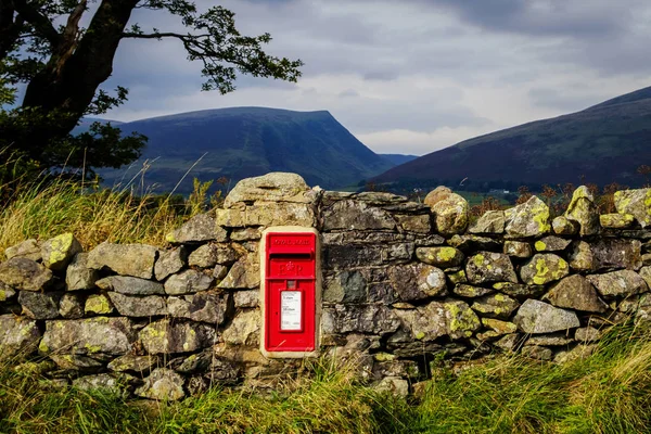 Caja de correos de Lake District en pared de piedra seca —  Fotos de Stock