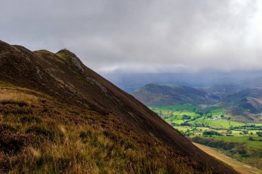 Causey Pike ve güneşli Newlands Vadisi