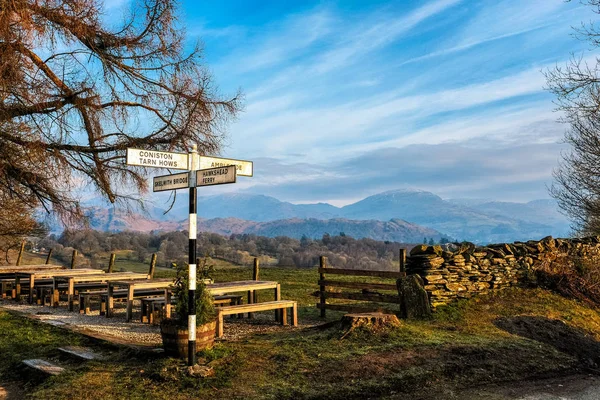 Lake District Signpost Com Montanhas Lakeland Fundo — Fotografia de Stock