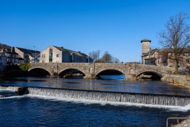 Kendal weir ve köprü kemerleri ile nehir