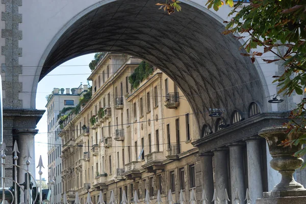 Ancient arch and forged fence — Stock Photo, Image