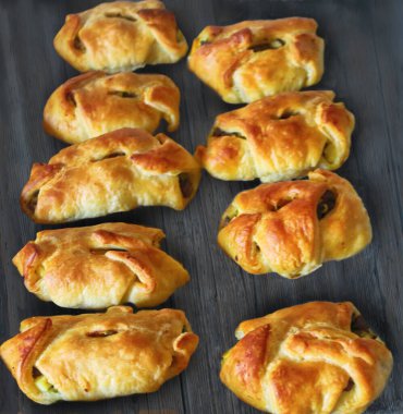 Ev yapımı hamur işi. Peynirli ve yumurtalı mini turtalar.