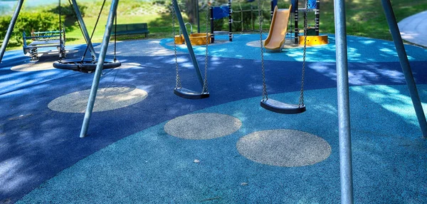 Schaukel Auf Dem Spielplatz Kettenschaukeln Auf Modernem Kinderspielplatz — Stockfoto