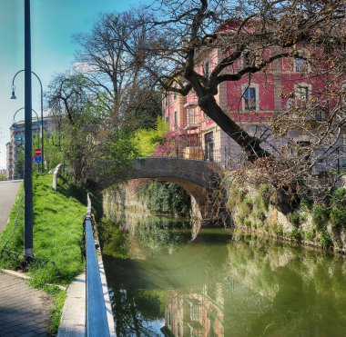 Kanaldaki köprü. Milan, İtalya