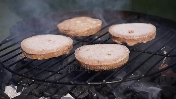 Hambúrgueres em um churrasco — Vídeo de Stock
