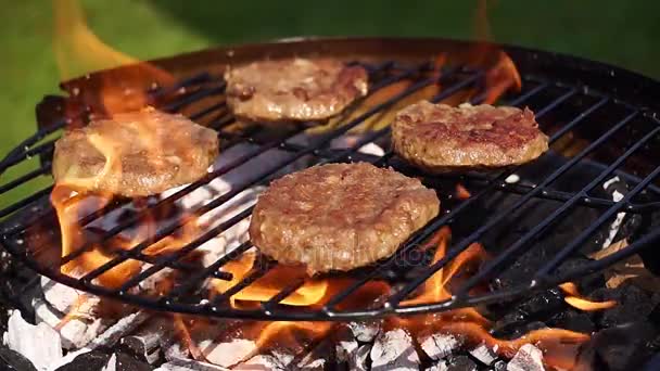 Hamburguesas en una barbacoa — Vídeos de Stock