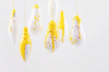 Beyaz zemin üzerine sarı sprey ile beyaz ışık Ampüller