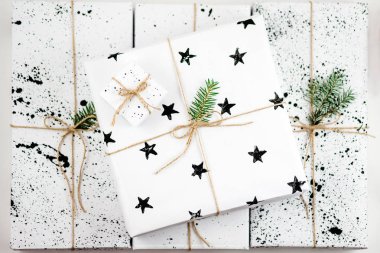 Noel kompozisyon. Ağaç dalları Noel hediye ve köknar. Üstten Görünüm, düz yatıyordu