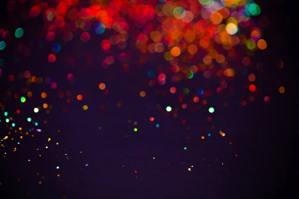 Fondo trama brillo multicolor. Círculos rojos brillantes abstractos sobre fondo púrpura profundo. Vibrantes luces bokeh efecto festivo ilustración. Manchas brillantes y centelleantes superpuestas . —  Fotos de Stock