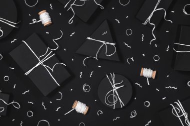 Şenlikli hediyeler ve konfeti üst görünüm gerçekçi arkaplan