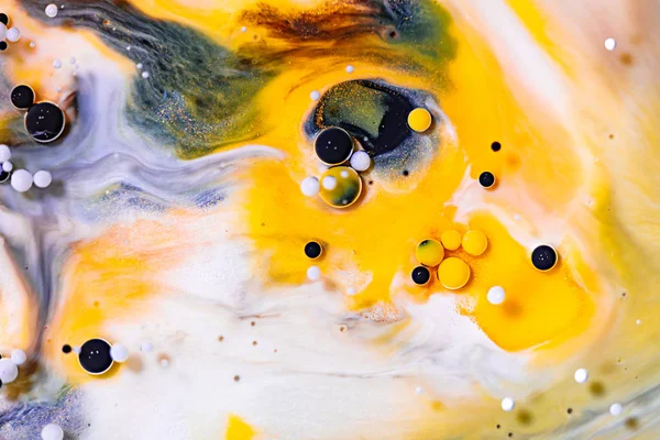 Alcohol ink mixing raster background. White fluid with black and yellow color bubbles illustration. Abstract contemporary art. Acrylic, oil paint flow with blue sparkling glitter backdrop. — Stock Photo, Image