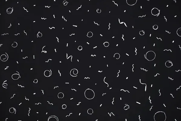 Vit konfetti och streamers på svart bakgrund — Stockfoto