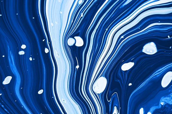 Fondo de mármol azul y blanco brillante. Colorido líquido a rayas minimalista textura de pintura de moda. Arte fluido abstracto. Flujo de acrílico y aceite telón de fondo creativo moderno . — Foto de Stock