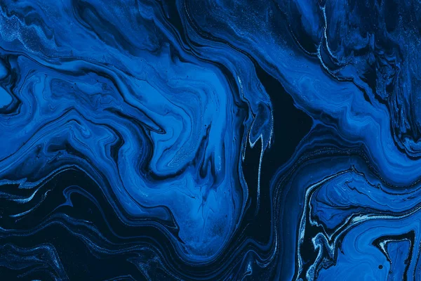 Handgemalter Hintergrund mit gemischter flüssiger blauer Farbe. abstrakte flüssige Acrylmalerei. Moderne Kunst. marmorierter blauer abstrakter Hintergrund. flüssiges Marmormuster. — Stockfoto