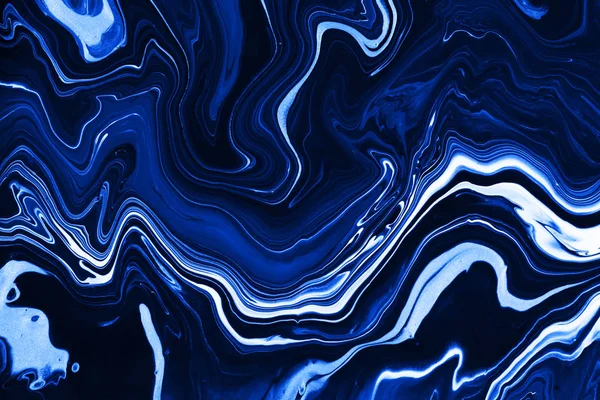 Ζωγραφισμένο στο χέρι φόντο με ανάμεικτα υγρά μπλε χρώματα. Αφηρημένη ρευστή ακρυλική ζωγραφική. Μοντέρνα τέχνη. Μαρμάρινο μπλε αφηρημένο φόντο. Σχηματισμός υγρού μαρμάρου. — Φωτογραφία Αρχείου