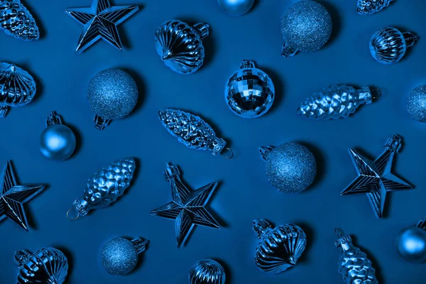 Творческая зимняя композиция с рождественскими украшениями. На заднем плане - новый год, конус и звезды. Классический синий цвет концепции 2020 года. Вид сверху, плоское положение — стоковое фото
