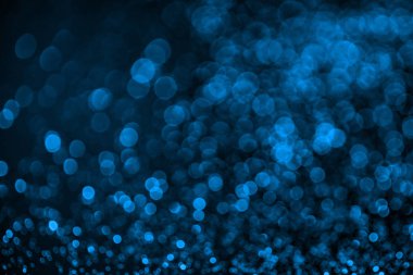 Parlak mavi, ışıltılı, şenlikli bir arka plan. Soyut parıldayan daireler dekoratif arka plan. Parlak efektli Bokeh ışıkları. Üst üste parlayan ve parıldayan noktalar.