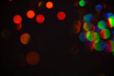 Renkli ışıltılı raster arka planı. Soyut parlak kırmızı daireler koyu mor arka planda. Canlı Bokeh ışıkları, festival illüstrasyonunu etkiler. Üst üste parlayan ve parıldayan noktalar.