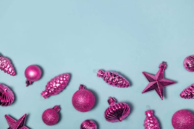 Xmas dekorasyonları yatay arka plan. Noel ağacı, açık mavi üzerine pembe oyuncaklar. Parlak cam takılar, koniler, yazı için yer alan yıldız kompozisyonu. Tebrik kartı için yeni yıl arkaplanı.