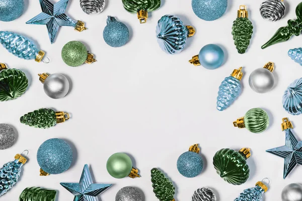 Noel mücevherleri yuvarlak çerçeve. Klasik cam kış tatili süslemeleri. Xmas çam kozalakları, yıldızlar şenlik sınırı. Eski moda mavi, yeşil ve gümüş süslemeler. Yeni yıl arkaplanı.