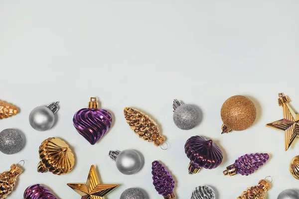 Árbol de Navidad vintage adornos fondo decorativo. Plata, púrpura y adornos dorados pasados de moda. Conos de pino, bolas de estrellas. Horizontal Año Nuevo brillante telón de fondo con copyspace . — Foto de Stock