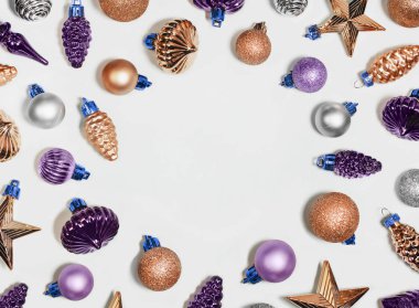 Noel mücevherleri dekoratif boş kenar. Geçmişteki süslemelerle dolu bir yeni yıl geçmişi. Xmas ağacı altın, gümüş ve mor süslemeler boş çerçeve. Yatay arkaplan.