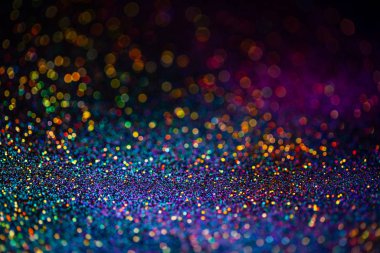 Parlak çok renkli ışıltılı raster arka planı. Soyut ışıldayan pembe, mavi, sarı daireler dekoratif zemin. Bokeh ışıkları illüstrasyonu etkiler. Üst üste parlayan ve parıldayan noktalar.