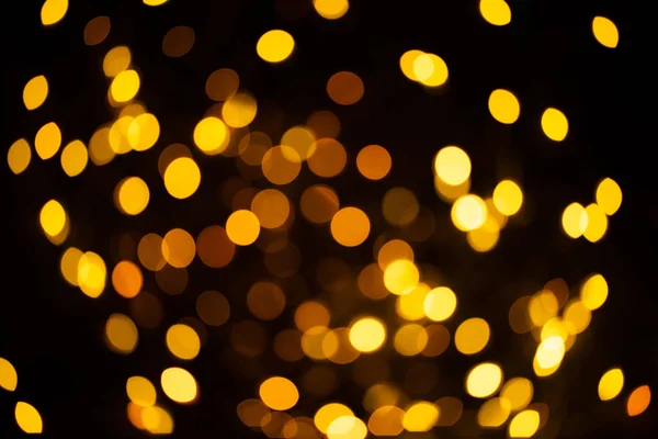 Ljus gyllene glitter festlig bakgrund. Abstrakt skimrande cirklar dekorativa bakgrund. Bokeh ljus med glänsande effekt. Överlappande glödande och blinkande fläckar — Stockfoto