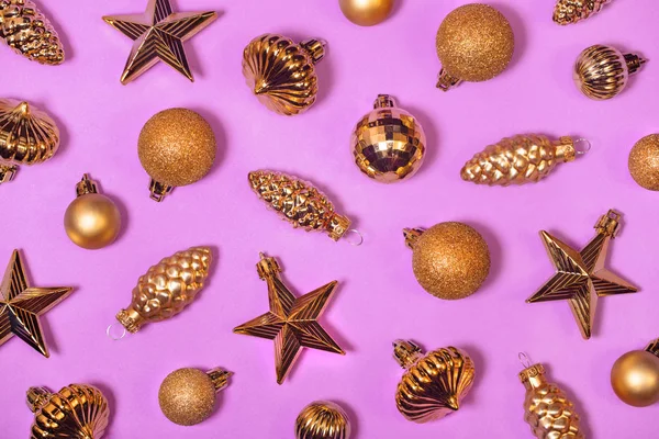 Fondo brillante árbol de Navidad dorada decoraciones. Vintage adornos de Navidad brillantes en magenta. Juguetes, bolas y conos anticuados en forma de estrella. Fondo decorativo de año nuevo horizontal para pancarta . — Foto de Stock