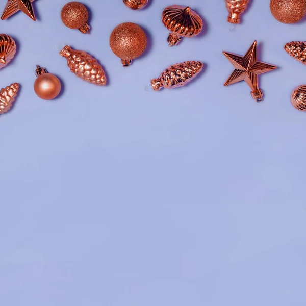 Decoraciones de Navidad fondo horizontal. Juguetes festivos árbol de Navidad rosa en azul claro. Bolas de vidrio brillante, conos, estrellas composición con lugar para el texto. Fondo de Año Nuevo para la tarjeta de felicitación . — Foto de Stock