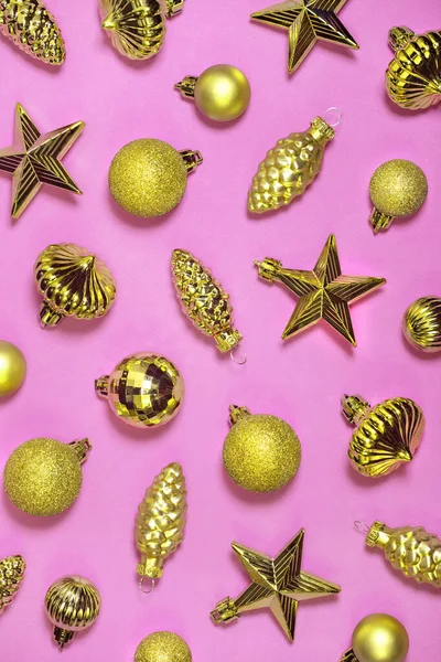 Fondo brillante árbol de Navidad dorada decoraciones. Vintage adornos de Navidad brillantes en magenta. Juguetes, bolas y conos anticuados en forma de estrella. Fondo decorativo de año nuevo horizontal para pancarta . — Foto de Stock