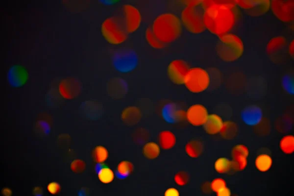 Fondo trama brillo multicolor. Círculos rojos brillantes abstractos sobre fondo púrpura profundo. Vibrantes luces bokeh efecto festivo ilustración. Manchas brillantes y centelleantes superpuestas . — Foto de Stock