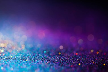 Parlak çok renkli ışıltılı raster arka planı. Soyut ışıldayan pembe, mavi, sarı daireler dekoratif zemin. Bokeh ışıkları illüstrasyonu etkiler. Üst üste parlayan ve parıldayan noktalar.