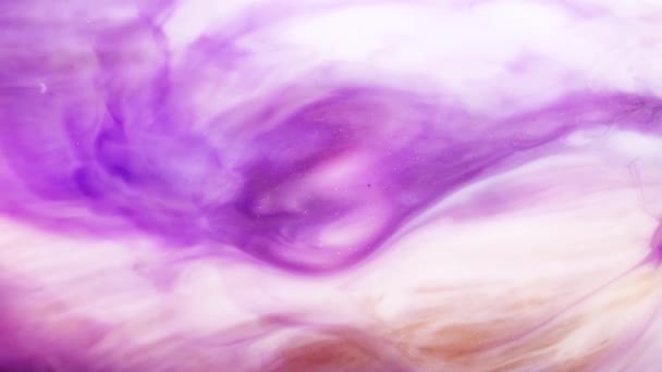 Fluid art slow motion. Abstrakt akrylstruktur konstverk. Vätskemålning bakgrund. Akvarell blanda textur med levande virvlande färger. Vit, lila och gyllene flerfärgsblandning. — Stockvideo
