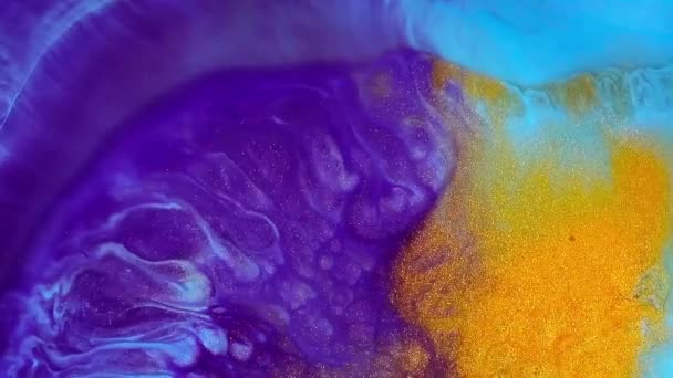 流体芸術のスローモーション。アブストラクトアクリルテクスチャアートワーク。流体塗装効果の背景。現代のアクリルフローアニメーションと液体の背景。紫、青、金のトレンドの背景. — ストック動画