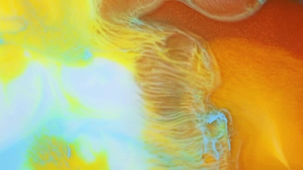 流体艺术丙烯酸质感。有液体波的抽象绘图。具有流畅效果的现代艺术品。抽象表面与丙烯酸涂料流动动画.黄色、蓝色和橙色外溢效应. — 图库视频影像