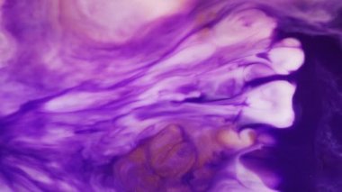 Akışkan sanat soyut dokusu. Akan efektli modern sanat eserleri. Sıvı boya etkisi arka planı. Akrilik soyut şekilli suluboya dokusu, yakın görüş. Mor, mavi ve altın rengi akıyor.
